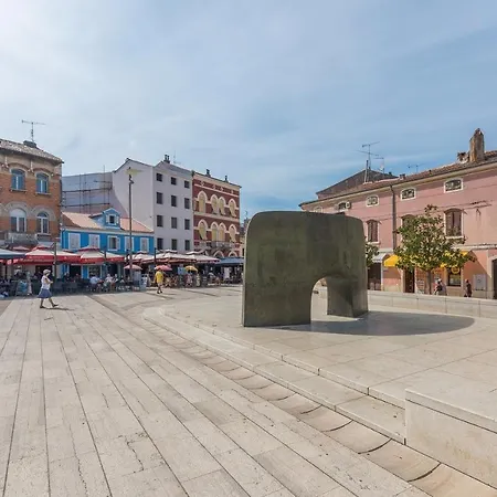 On Liberty Square Pensión